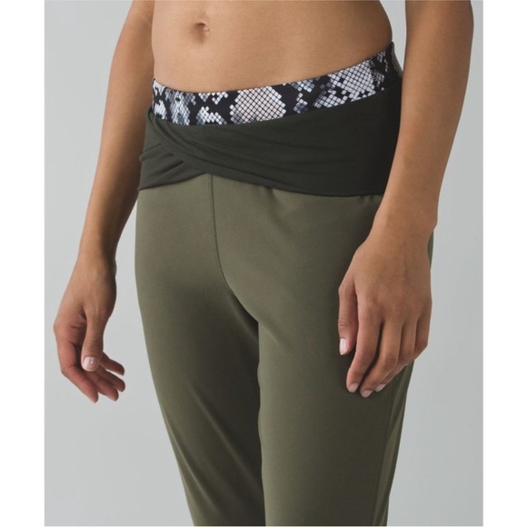 Lululemon Sunset Salutation Crop Size 2/ Fatigue Green Fold Over Waistband - Picture 2 of 9
